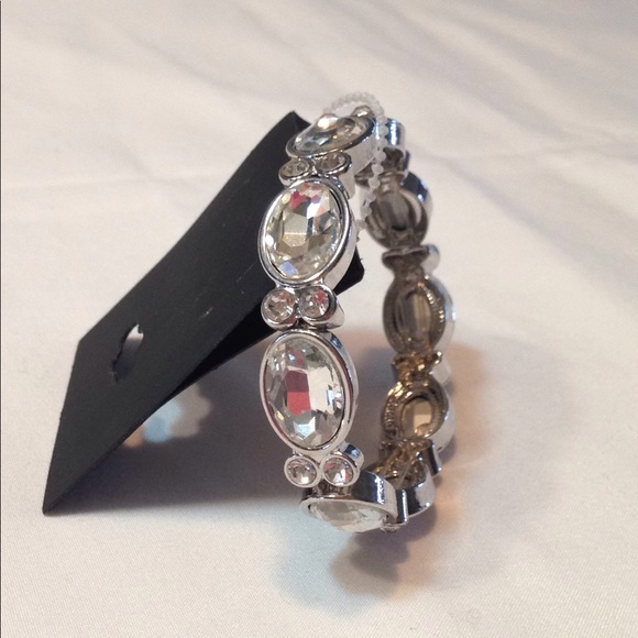 Jewelry - *NWT Silver Sparkly Stretch Bracelet